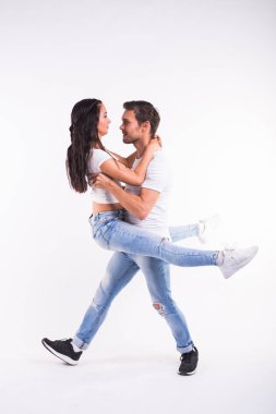 Sosyal danse kizomba veya bachata veya semba ya da taraxia beyaz arka plan üzerinde dans tutkulu Çift