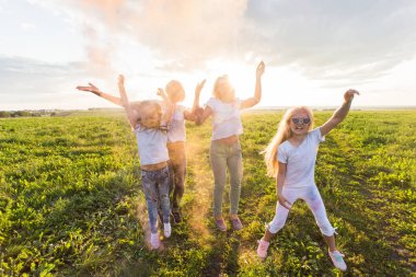 Tatil, yaz ve eğlenceli kavram - bir grup insan holi Festival alanında dans