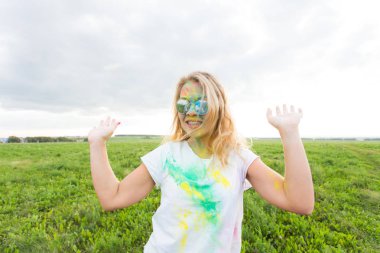 Eğlence, mutlu, insanlar ve tatil kavramı - Holi boya partide neşeli genç kadın