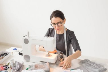 İnsanlar, terzi ve moda kavramı - onun iş yerinde genç moda tasarımcısı