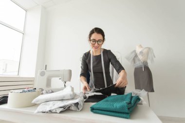 Terzisi, moda tasarımcısı, terzi ve insan kavramı-kendi stüdyosunda iş yerinde bir terzi portresi