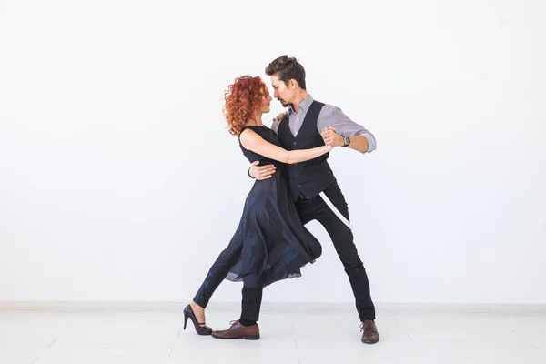 Baile social, kizomba, tango, salsa, concepto de personas - hermosa pareja bailando bachata sobre fondo blanco con espacio para copiar — Foto de Stock