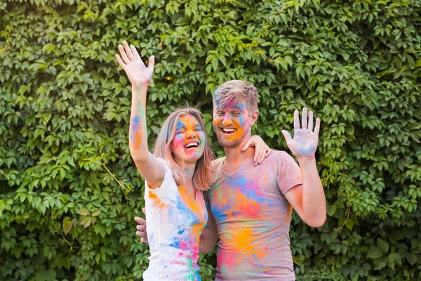 휴일과 holi, 사람들 개념-그들의 얼굴에 다 색 파우더 재미 행복 한 커플 — 스톡 사진