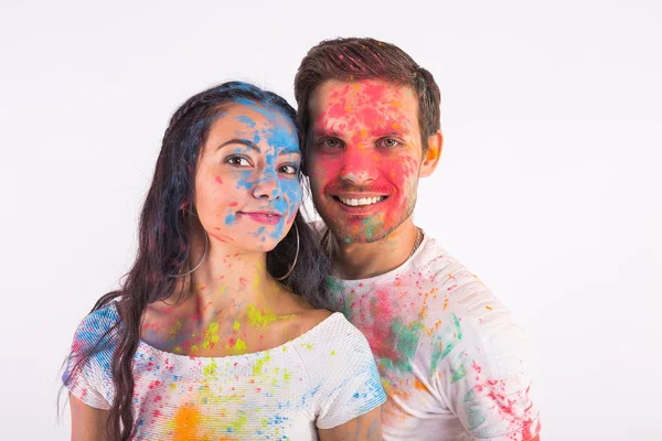 友谊, 爱, 神圣的节日, 人的概念-年轻夫妇玩颜色在神圣的节日在白色背景 — 图库照片