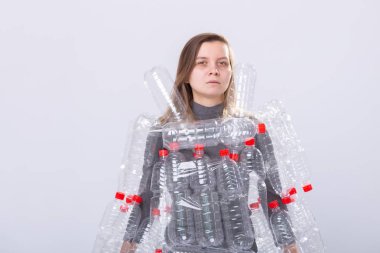 Plastik kirliliği sorunu ve çevre koruma. Plastik şişeli zayıf yorgun kadın. Dünya kavramını kurtarın. Doğamızı temizleyin.