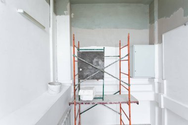 Konut projesinin iç inşaatı. Oda yenileme aşamasında veya yapım aşamasında.