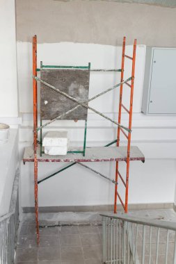 Yenileme, tadilat ve inşaat sırasında merdivenli oda