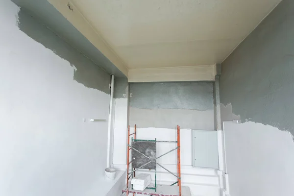 Kamer met ladders tijdens renovatie, verbouwing en bouw — Stockfoto