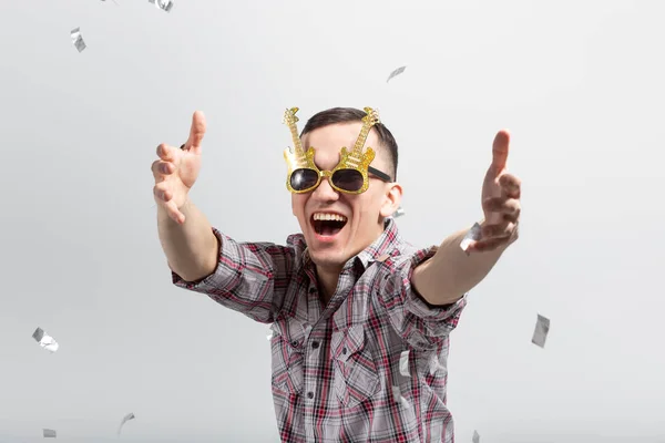 Personas, vacaciones y concepto de fiesta - Hombre fresco en camisa a cuadros sobre fondo blanco con confeti — Foto de Stock