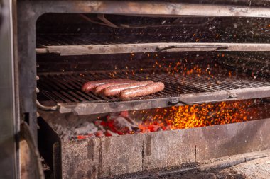 Yemek, lezzetli ve zanaat kavramı - alevli ızgara ızgara sosis