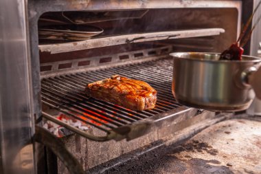 Gıda, el sanatları ve lezzetli kavram - bir ızgarada biftek pişirme