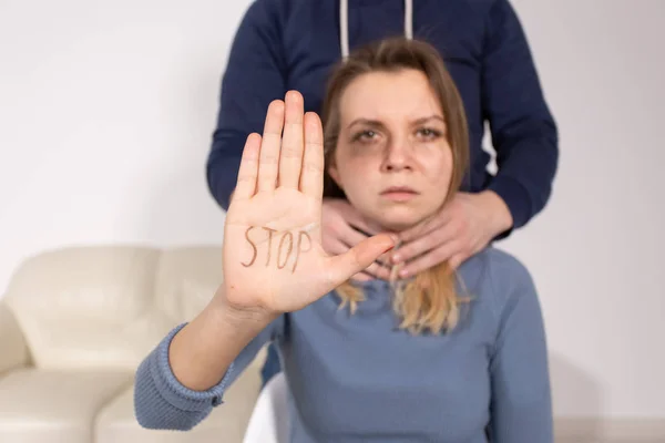 Las personas, la violencia doméstica y el concepto de abuso - Mujer muestra dejar de abusar de firmar sobre los antecedentes de los hombres — Foto de Stock