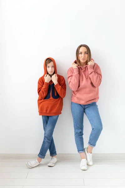 Día de las madres, los niños y el concepto de familia - adolescente abrazando a su madre en el fondo blanco — Foto de Stock