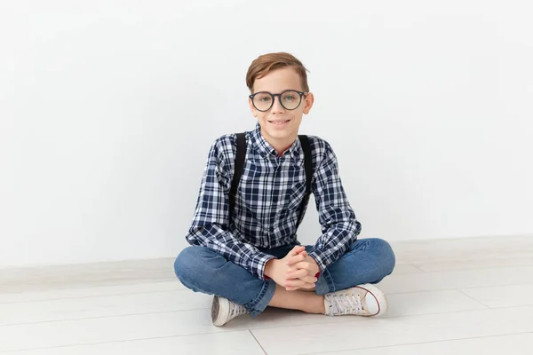 Tiener, kinderen en familie concept - schattige tiener jongen die zich voordeed op witte achtergrond — Stockfoto