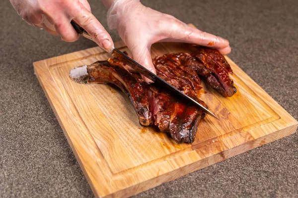 Comida, delicioso e conceito de artesanato - Homem de corte de carne de cavalo — Fotografia de Stock