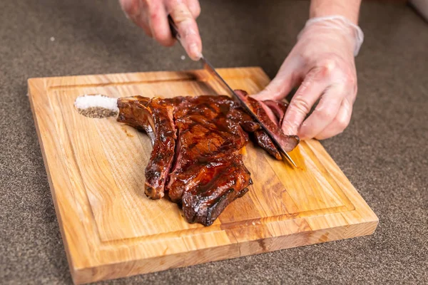 Comida, delicioso e conceito de artesanato - porção de bife de carne grelhada — Fotografia de Stock