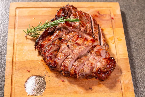 Ernährungs- und Pferdefleischkonzept - Braten auf Schneidebrett mit Kreuzkümmel — Stockfoto