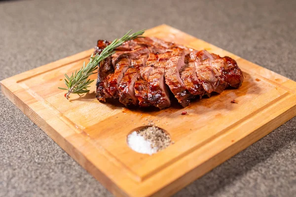 Yemek, lezzetli ve zanaat kavramı - at eti biftek ahşap masanın üzerinde kesme — Stok fotoğraf