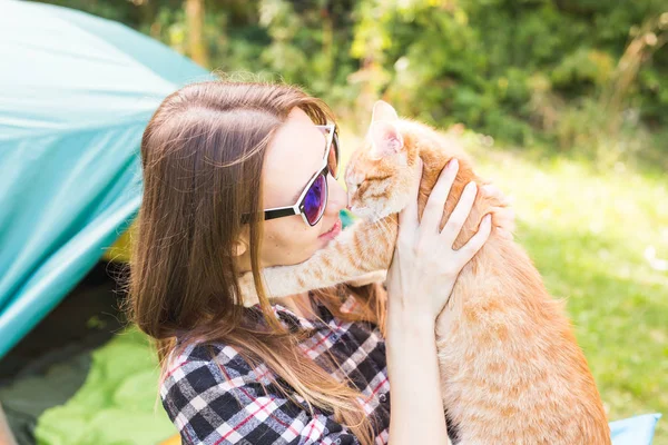 사람, 관광 및 자연 개념-고양이 들고 여자의 초상화 닫기 — 스톡 사진