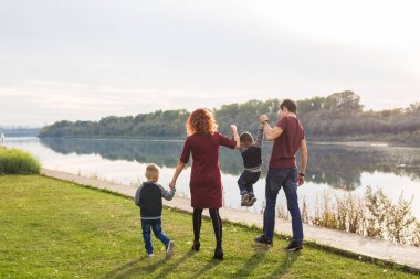 Üst, çocukluk ve doğa kavramı - su iki oğlu ile oynarken aile