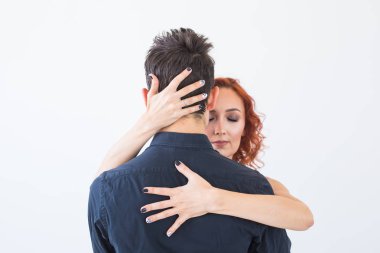 Sosyal dans, bachata, kizomba, salsa, tango kavramı - beyaz arka plan üzerinde güzel kıyafetler giymiş kadın adam portresi yakın