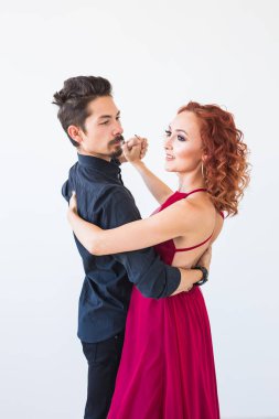 Sosyal dans, bachata, kizomba, salsa, tango kavramı - beyaz arka plan üzerinde güzel kıyafetler giymiş kadın adam portresi yakın