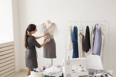 Terzi, terzi, moda ve showroom konsept - kadın moda tasarımcısı manken ofis malzemeleri ölçme yan görünüm