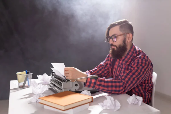 Concepto de personas y tecnología - Día Mundial del escritor, hombre guapo con gafas, vestido con camisa a cuadros, trabajando en la máquina de escribir — Foto de Stock