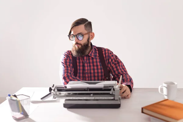 Persone, scrittore e concetto di hipster - giovane scrittore alla moda che lavora sulla macchina da scrivere — Foto Stock