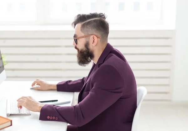 Ilustrador, diseñador y concepto de tecnología - Vista lateral hombre guapo con barba trabajando en el ordenador — Foto de Stock