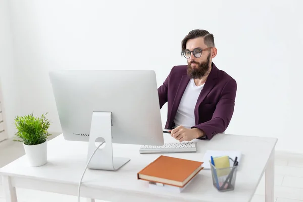 Gente, diseño y concepto de estilo - diseñador gráfico bosquejo nuevo proyecto en la tableta de trabajo en el ordenador — Foto de Stock