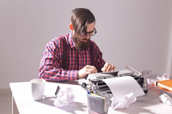 Gente, escritor y concepto hipster - joven escritor elegante que trabaja en la máquina de escribir — Foto de Stock