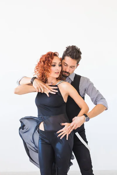 Dança social, salsa, zouk, tango, conceito de kizomba - belo casal bachata dançante no fundo branco no fundo branco — Fotografia de Stock