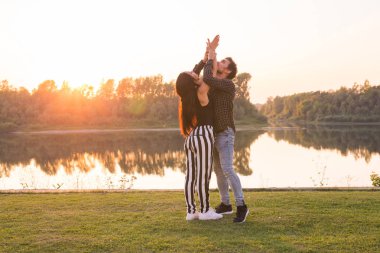Romantik, sosyal dans ve insanlar kavramı - genç çift bir tango ya da bachata dans göl yakınındaki.