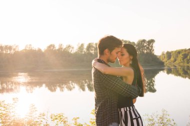 Aşk, romantik ve doğa kavramı - genç çift yakınındaki göl arka plan kopya alanı ile sarılma