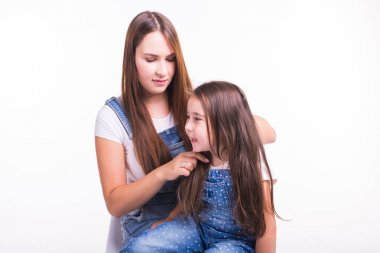 Aile, annelik ve üst kavramı - beyaz arka plan üzerinde izole küçük kızları saçlarını penye anne