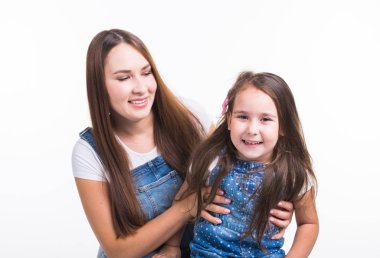 Ebeveynlik, Aile ve çocuk kavram - bir anne ve bebek kız portre var eğlenceli ve beyaz arka plan üzerinde gülümseyen