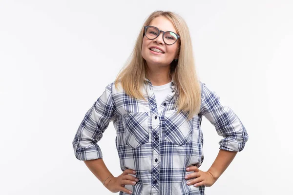 Tanden gezondheid, tandheelkunde en beet correctie - Happy lachende vrouw in glazen met accolades op witte achtergrond — Stockfoto