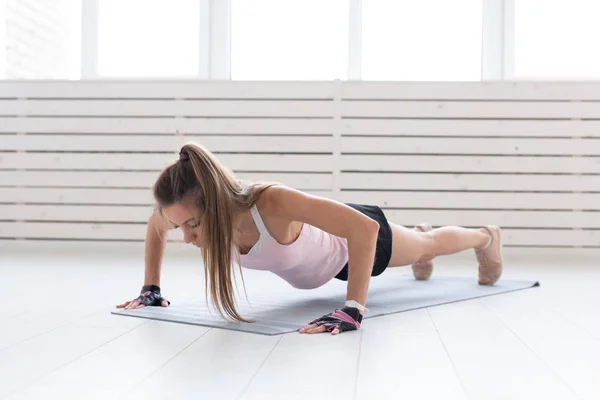 Estilo de vida saludable, fitness people y concepto deportivo - Ejercicio de la mujer con push up —  Fotos de Stock