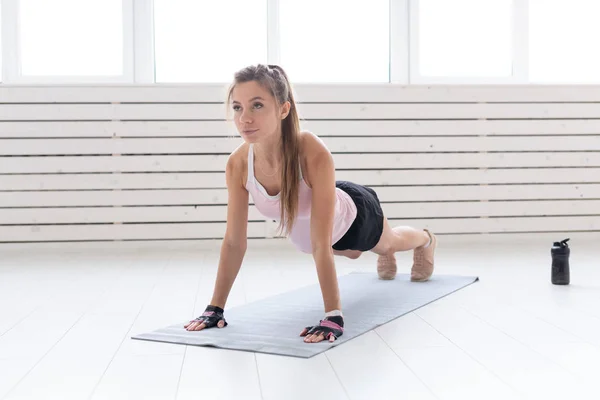 Estilo de vida saludable, fitness people y concepto deportivo - Ejercicio de la mujer con push up — Foto de Stock