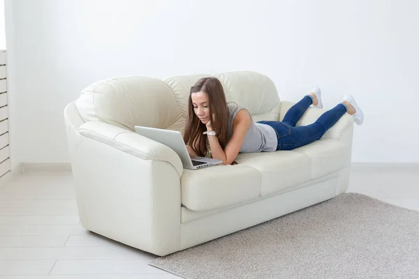 Concepto freelance y de personas - Mujer joven trabajando en el ordenador portátil en casa — Foto de Stock