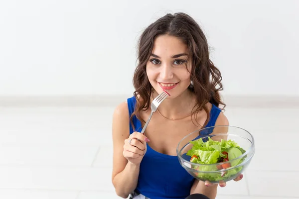 Lidi, zdravého životního stylu a fitness koncept - krásná žena po cvičení jíst zdravé salát zblízka — Stock fotografie