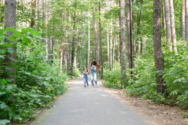 Aile, yaz ve doğa kavramı - anne ve kızı mesafe yürümek