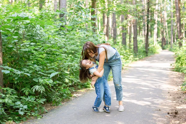 Familie en natuur concept - portret van moeder en kind spelen in het Park — Stockfoto