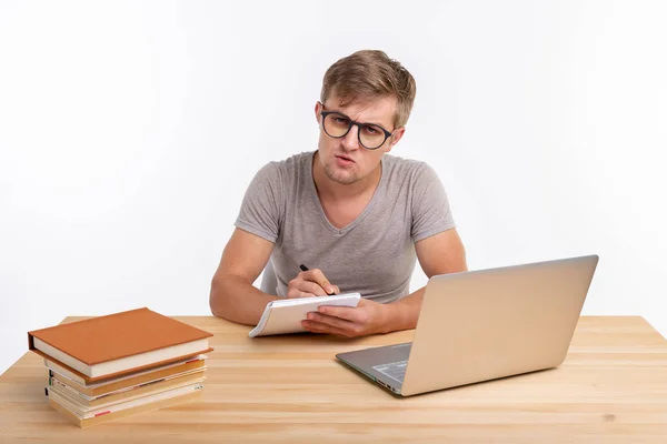 Estudio, educación, concepto de la gente - estudiante divertido haciendo ejercicios en netbook, buscando sorprendido — Foto de Stock