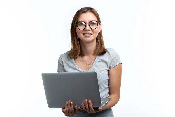 Les gens et le concept d'éducation - Femme étudiante attrayante tenant un ordinateur portable sur fond blanc — Photo
