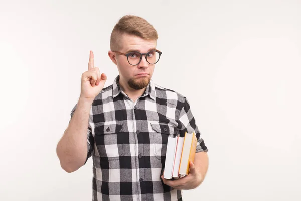 Geek, nerd e concetto di istruzione - Bello uomo in camicia a quadri dito gesto su sfondo bianco — Foto Stock