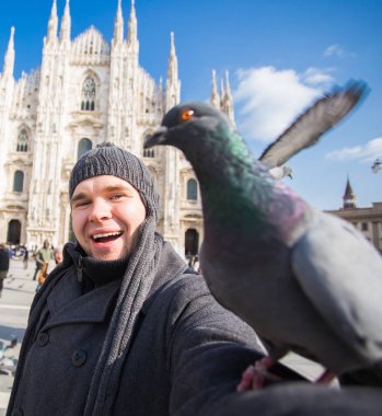 İtalya, gezi ve seyahat kavramı - katedral Duomo Milan önünde selfie güvercinler ile alarak komik adam