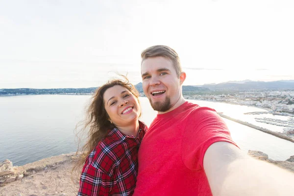 Seyahat, tatil ve tatil kavramı - selfie alarak güzel bir çift bir deniz yakınındaki. — Stok fotoğraf