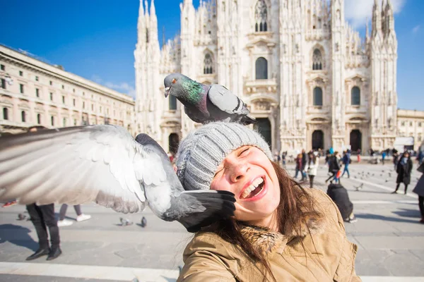 Seyahat, tatil ve kış tatil kavramı - mutlu genç kadını kabul selfie fotoğraf komik güvercinler ile Duomo Milan Katedrali önünde
